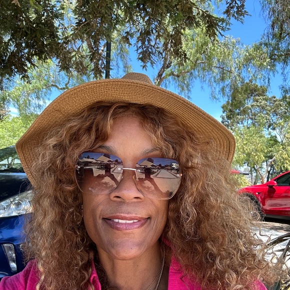 Meet your Posher, Robin - Picture 2 of 2